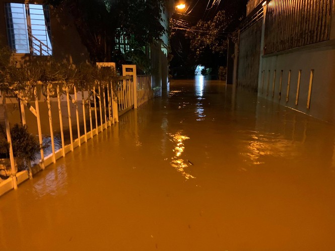 Nha Trang ngập nhiều nơi, dân tất tả canh lũ - ảnh 3