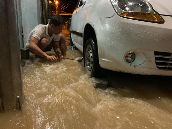Nha Trang ngập nhiều nơi, dân tất tả canh lũ - ảnh 4