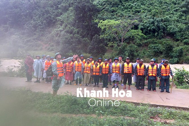 Khánh Hoà: Liên lạc được 45 du khách, người dân mắc kẹt trên núi Tà Giang - ảnh 1