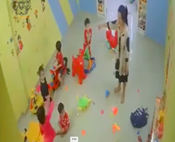 Nha Trang rút giấy phép, xử phạt chủ cơ sở giữ trẻ đánh 4 trẻ nhỏ - ảnh 2