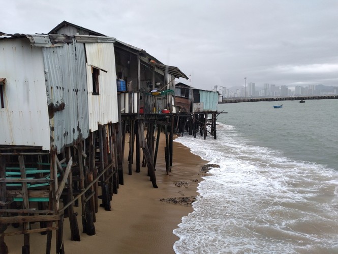 Nhà bị sóng đánh tơi tả, dân xóm Chụt Nha Trang “sống trong sợ hãi” - ảnh 6