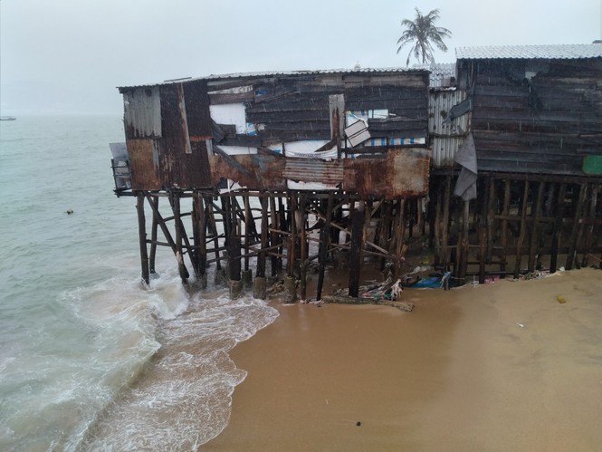 Nhà bị sóng đánh tơi tả, dân xóm Chụt Nha Trang “sống trong sợ hãi” - ảnh 7