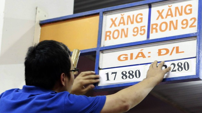 Điện, xăng cùng tăng giá: Lo giá cả leo thang - ảnh 1