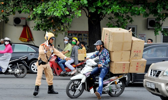 Xe thô sơ chở hàng cồng kềnh náo loạn phố đi bộ - ảnh 1
