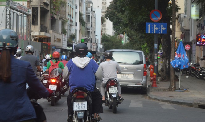 Cao ốc thiếu tầng hầm, ô tô đỗ ngập phố - ảnh 1