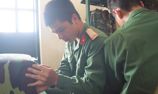 Lính mới rèn luyện trong quân ngũ - ảnh 1