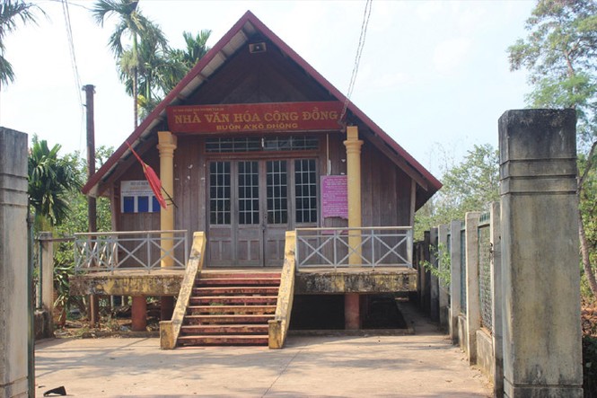 Đôi bầu sữa huyền bí trên cầu thang - ảnh 2