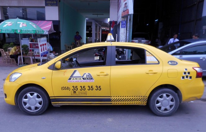 Táo tợn chặn taxi để cướp gần sân bay Cam Ranh - ảnh 1