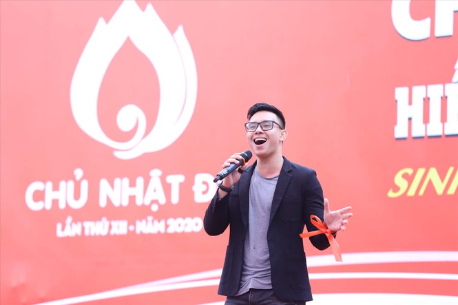 Nghệ sỹ truyền lửa ở Chủ nhật Đỏ - ảnh 1