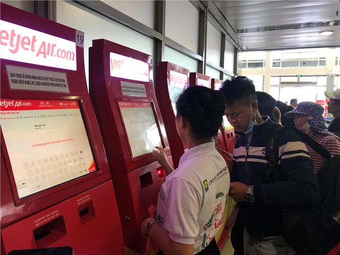 Căng sức 'giải cứu' sân bay Tân Sơn Nhất - ảnh 1