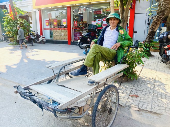 Người đạp xích lô già nhất xứ Nghệ - ảnh 1