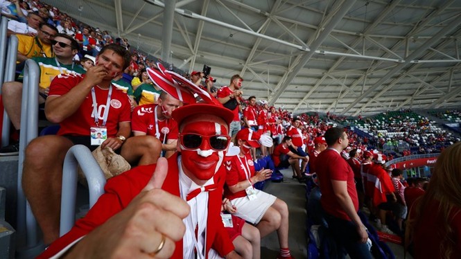 Australia giành điểm đầu tiên ở World Cup 2018 nhờ VAR - ảnh 3