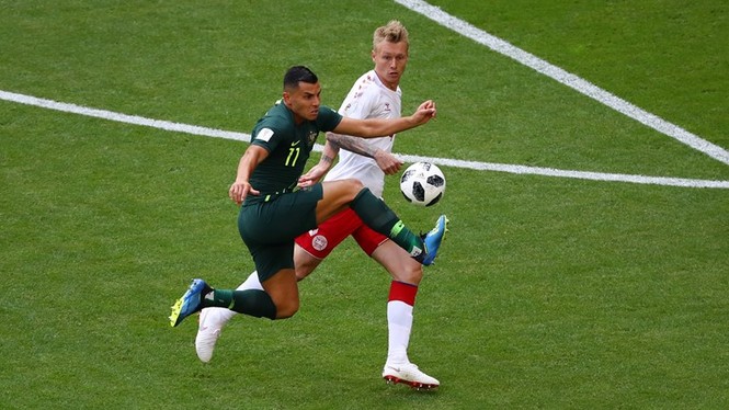 Australia giành điểm đầu tiên ở World Cup 2018 nhờ VAR - ảnh 11