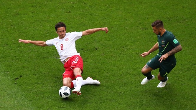 Australia giành điểm đầu tiên ở World Cup 2018 nhờ VAR - ảnh 12