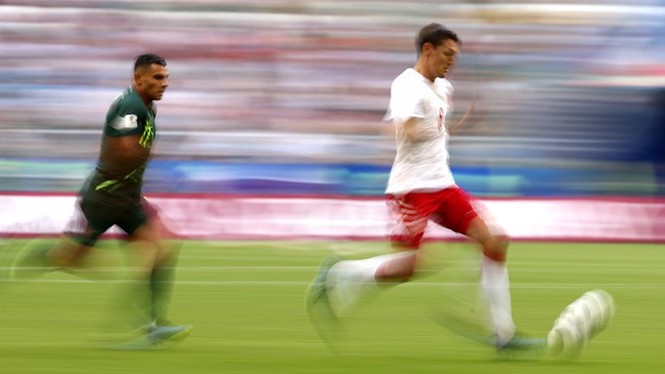 Australia giành điểm đầu tiên ở World Cup 2018 nhờ VAR - ảnh 13