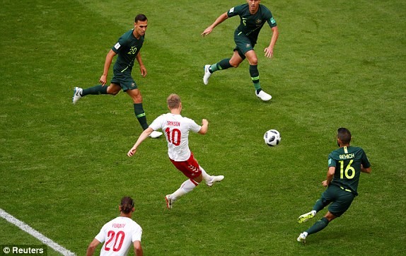 Australia giành điểm đầu tiên ở World Cup 2018 nhờ VAR - ảnh 4