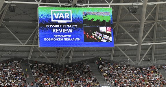 Australia giành điểm đầu tiên ở World Cup 2018 nhờ VAR - ảnh 7