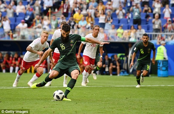 Australia giành điểm đầu tiên ở World Cup 2018 nhờ VAR - ảnh 8