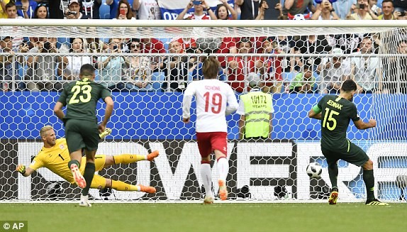Australia giành điểm đầu tiên ở World Cup 2018 nhờ VAR - ảnh 9