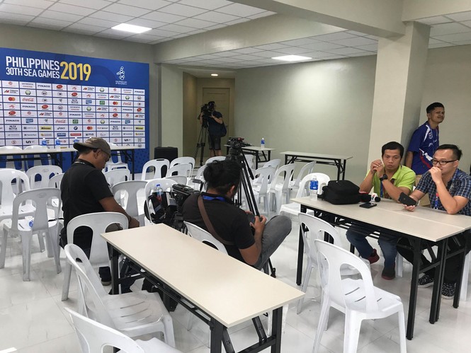 Sốc với phòng họp báo như... nhà kho ở SEA Games 30 - ảnh 6