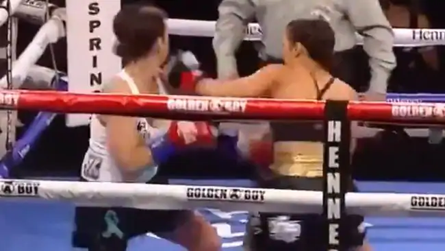 Đấm nhanh như ‘súng máy’, nữ võ sĩ hạ knock-out đối thủ trong 7 giây - ảnh 1