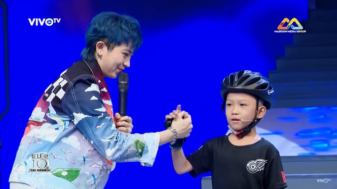 Siêu nhí trượt patin nhảy qua 6 người khiến vợ chồng Trấn Thành toát mồ hôi hột - ảnh 1