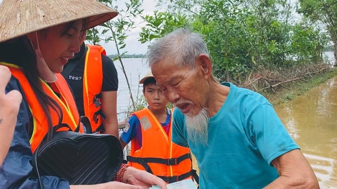 'Lừa' Công Vinh 3 lần, Thủy Tiên không dám nghe máy của chồng, ở lại cứu trợ miền Trung - ảnh 2