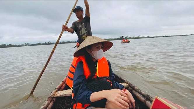 'Lừa' Công Vinh 3 lần, Thủy Tiên không dám nghe máy của chồng, ở lại cứu trợ miền Trung - ảnh 3