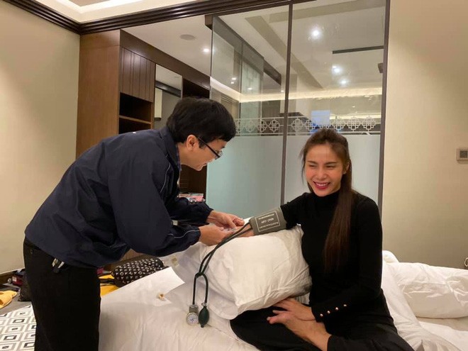 'Lừa' Công Vinh 3 lần, Thủy Tiên không dám nghe máy của chồng, ở lại cứu trợ miền Trung - ảnh 6