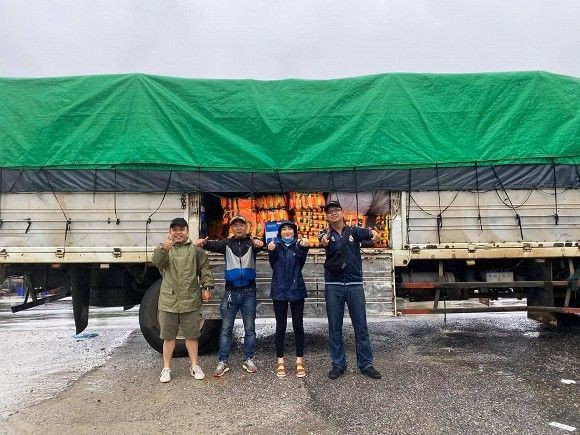Đưa thai phụ đi cấp cứu, xe cứu trợ của Hòa Minzy bị ném đá vỡ kính - ảnh 1