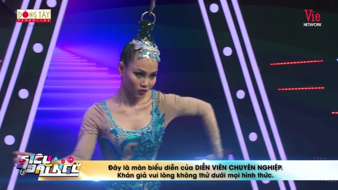 Rợn người với màn xiếc tóc trên không khiến Lý Nhã Kỳ quyết tặng toàn bộ tiền thưởng - ảnh 2