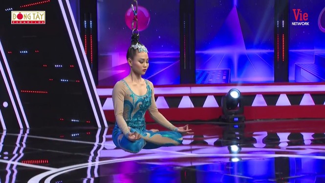 Rợn người với màn xiếc tóc trên không khiến Lý Nhã Kỳ quyết tặng toàn bộ tiền thưởng - ảnh 1