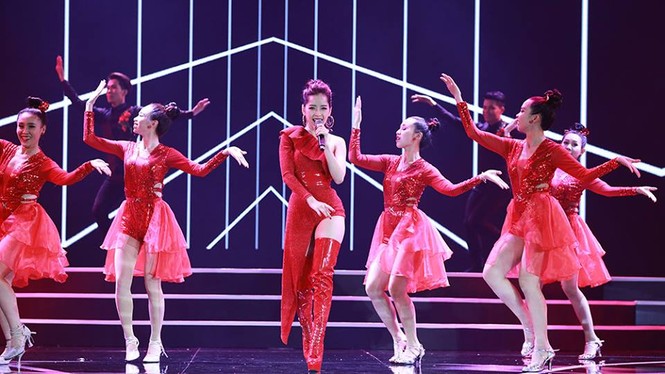 Chi Pu biểu diễn bốc lửa với 30 thí sinh HHVN trong trang phục bikini - ảnh 3