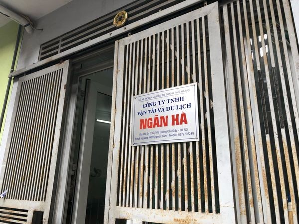 Công ty vận tải đưa đón học sinh trường Gateway 'âm thầm' dỡ biển - ảnh 1