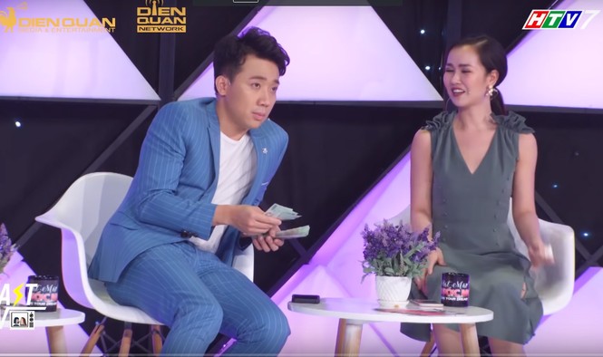 Trấn Thành mang cả cả ba lô tiền mặt đến trường quay để làm từ thiện - ảnh 1