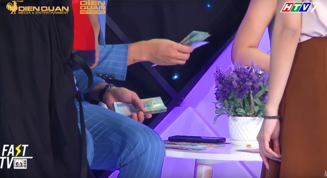 Trấn Thành mang cả cả ba lô tiền mặt đến trường quay để làm từ thiện - ảnh 4