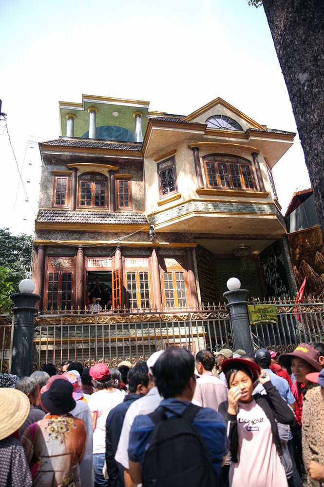 Hàng trăm người dân chen lấn trước cửa nhà Ngọc Sơn để được phát gạo và tiền - ảnh 1