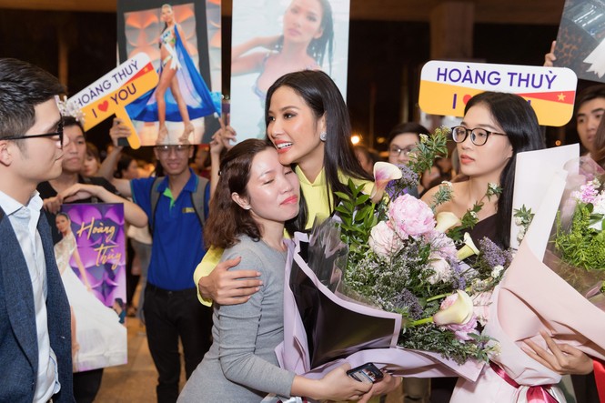 Hoa hậu Khánh Vân cùng đông đảo fan đón Hoàng Thùy trở về từ Miss Universe - ảnh 5