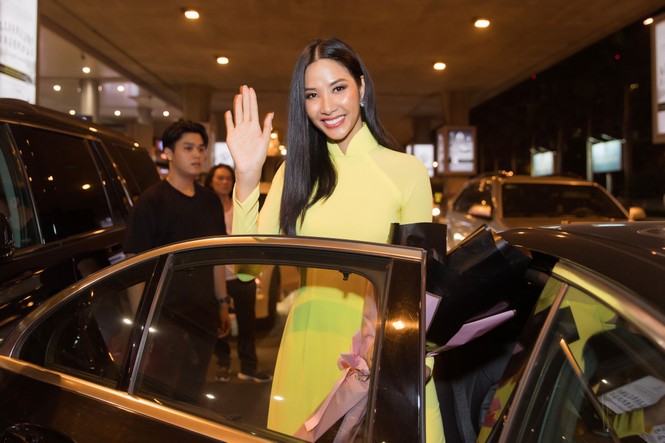 Hoa hậu Khánh Vân cùng đông đảo fan đón Hoàng Thùy trở về từ Miss Universe - ảnh 8