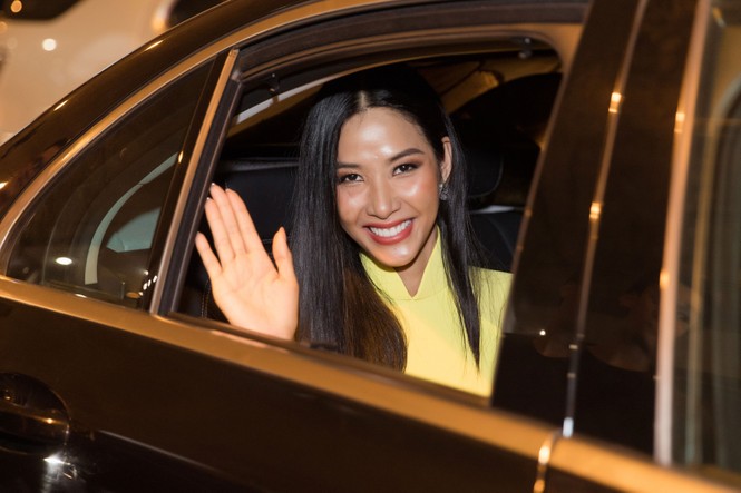 Hoa hậu Khánh Vân cùng đông đảo fan đón Hoàng Thùy trở về từ Miss Universe - ảnh 9