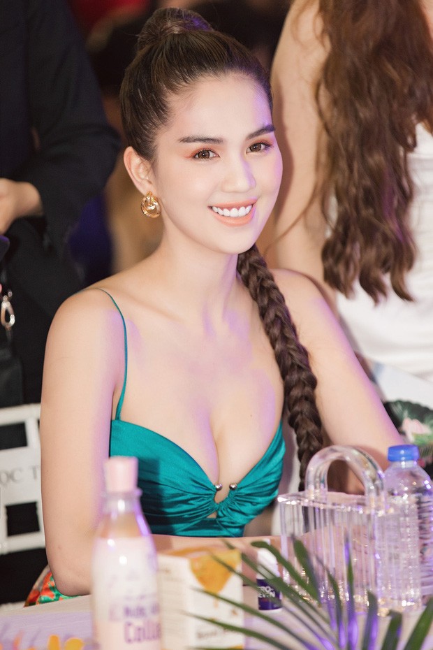 Ngọc Trinh lại gây choáng vì o ép vòng 1 quá đà - ảnh 8