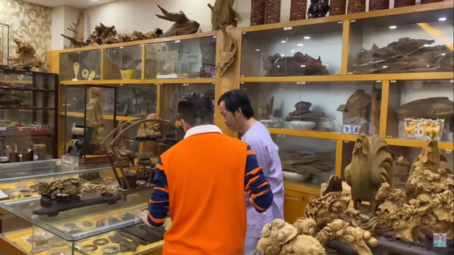 Đàm Vĩnh Hưng làm 'lộ' phòng chứa trầm hương trăm tỉ của Hoài Linh - ảnh 3