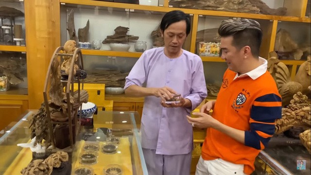 Đàm Vĩnh Hưng làm 'lộ' phòng chứa trầm hương trăm tỉ của Hoài Linh - ảnh 4