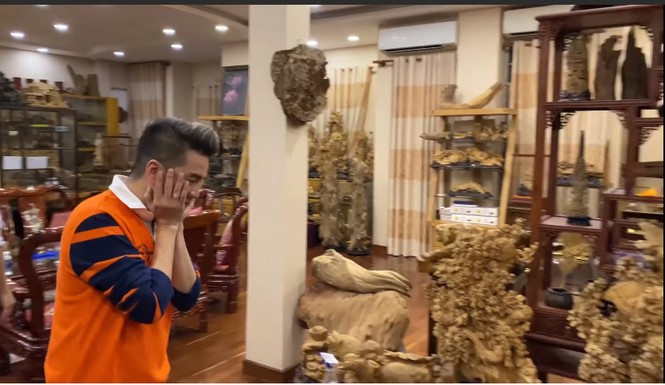 Đàm Vĩnh Hưng làm 'lộ' phòng chứa trầm hương trăm tỉ của Hoài Linh - ảnh 1