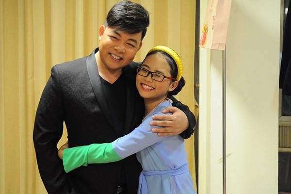 Showbiz 31/12: Vì sao Phương Mỹ Chi bất ngờ rời công ty Quang Lê? - ảnh 1