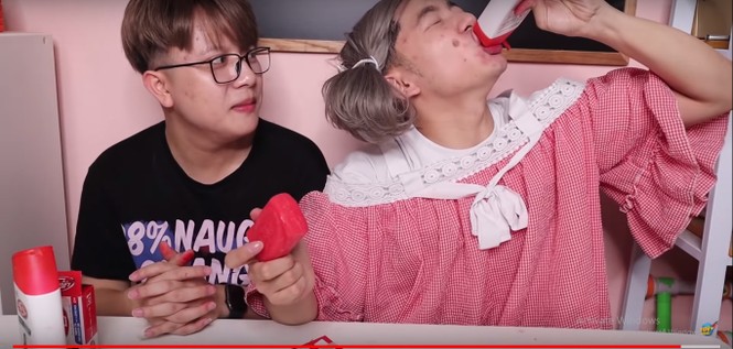 Kênh YouTube triệu view dạy trẻ ăn xà bông, uống sữa tắm gây bức xúc - ảnh 2