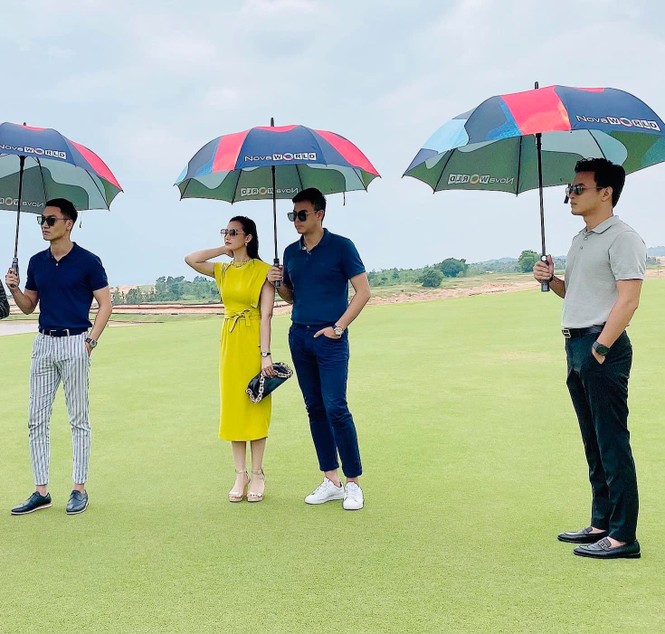 Sắc vóc nóng bỏng của ca sỹ 'Ghen cô vy' trong bộ bơi gợi cảm - ảnh 10