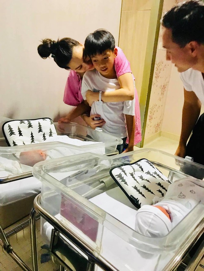 Hồ Ngọc Hà lần đầu khoe ảnh cặp song sinh dễ thương, Kim Lý nói lời yêu ngọt lịm - ảnh 11