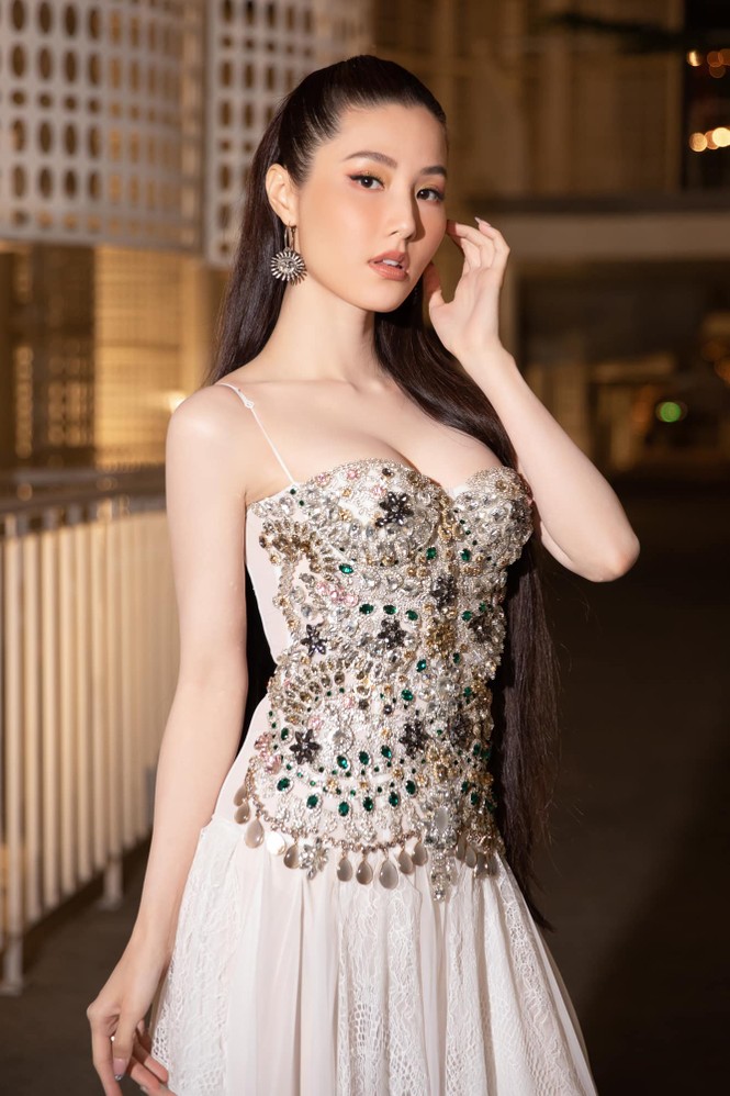 Diễm My 9x khoe ngực đầy nóng bỏng 'đốt mắt' dân mạng - ảnh 1