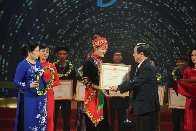 Những chàng trai cô gái dân tộc thiểu số dưới 10 ngàn người đỗ đại học - ảnh 6